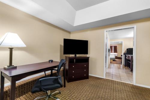 TV a/nebo společenská místnost v ubytování Best Western Markita Inn