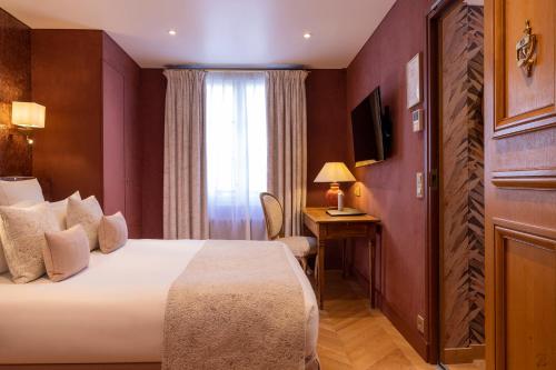Ένα ή περισσότερα κρεβάτια σε δωμάτιο στο Hotel Pas De Calais