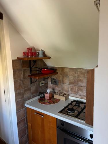 a kitchen with a stove and a counter top at Assisi, da Lisetta in Petrignano