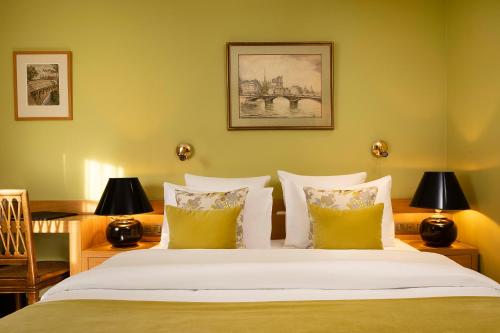 Ένα ή περισσότερα κρεβάτια σε δωμάτιο στο Hotel Pas De Calais