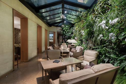 Κήπος έξω από το Hotel Pas De Calais