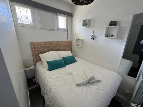 Un dormitorio con una cama con dos toallas encima. en T1Bis centre d'Arcachon avec balcon, en Arcachon