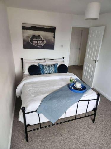 Fotografie z fotogalerie ubytování 4 Bed House - Sleeps 8 - Parking - Garden - Wifi v destinaci Buckingham