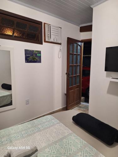 アングラ・ドス・レイスにあるSuíte Angraの壁にテレビが備わる客室です。