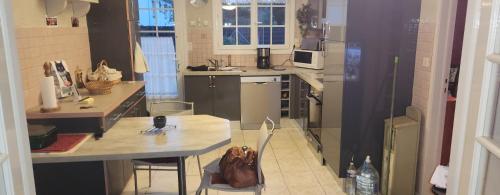 une cuisine avec un comptoir et une table à l'intérieur dans l'établissement La Genetouze, à La Genétouze