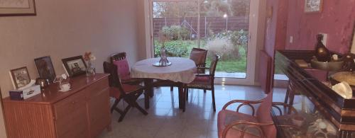 une salle à manger avec une table et des chaises et une fenêtre dans l'établissement La Genetouze, à La Genétouze