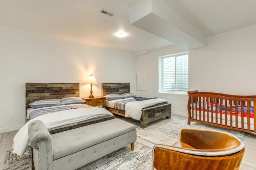 Ένα ή περισσότερα κρεβάτια σε δωμάτιο στο Family-Friendly Aurora Apt with Shared Patio!