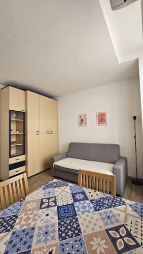 - une chambre avec un lit et un canapé dans l'établissement Studio Nice Centre - Climatisation, à Nice