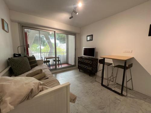 un salon avec un canapé et une table dans l'établissement Studio Grey Stone - Parking gratuit, à La Grande Motte