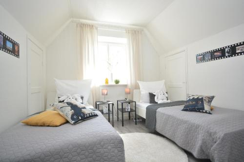 two beds in a white room with a window at Unterkunft für Facharbeiter in Forchheim in Forchheim