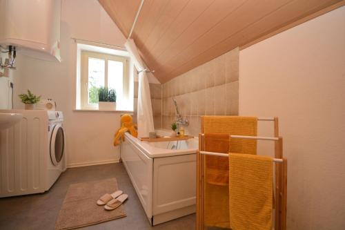 a bathroom with a sink and a washing machine at Unterkunft für Facharbeiter in Forchheim in Forchheim