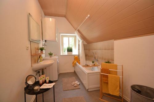 a small bathroom with a sink and a tub at Unterkunft für Facharbeiter in Forchheim in Forchheim