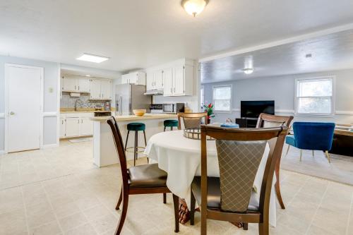 オーバーンにある5 Mi to to Downtown Worcester Quiet Townhomeのテーブルと椅子のあるキッチンとダイニングルーム