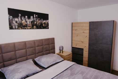 une chambre avec un lit et un tableau au mur dans l'établissement Regnare Residence, à Zagreb