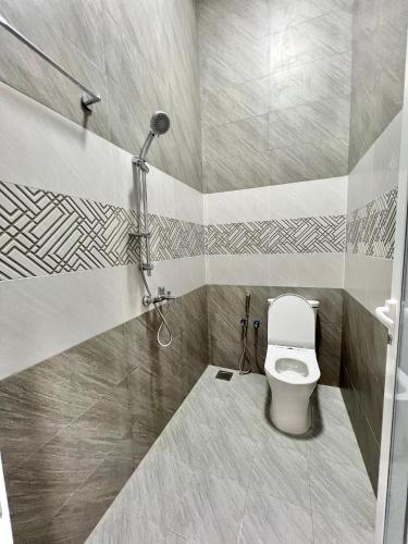 a bathroom with a toilet and a shower at بيت الشرقية in Mazra‘at Shuway‘ī