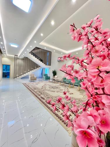 a bunch of pink flowers in a lobby at بيت الشرقية in Mazra‘at Shuway‘ī
