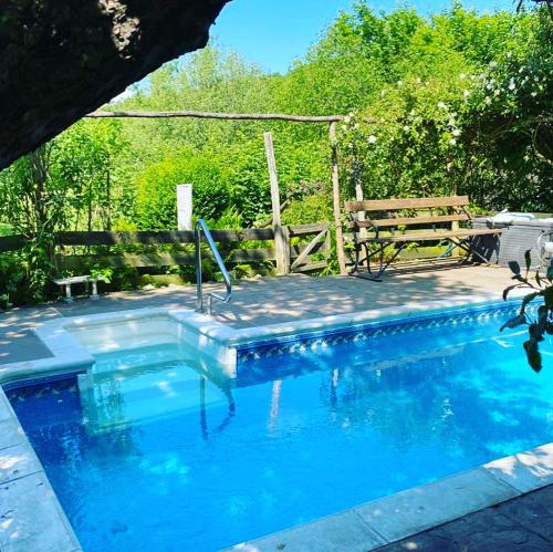 Kolam renang di atau dekat dengan White Hill Shepherd's Hut