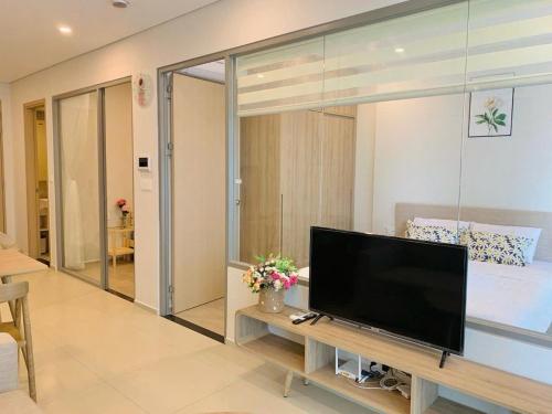 Телевизор и/или развлекательный центр в The Song Vung Tau Bi Homestay & Spa