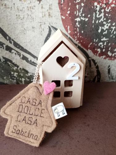 a small bird house with a tag on it at Affittacamere CASA DOLCE CASA SAN DANIELE in San Daniele del Friuli