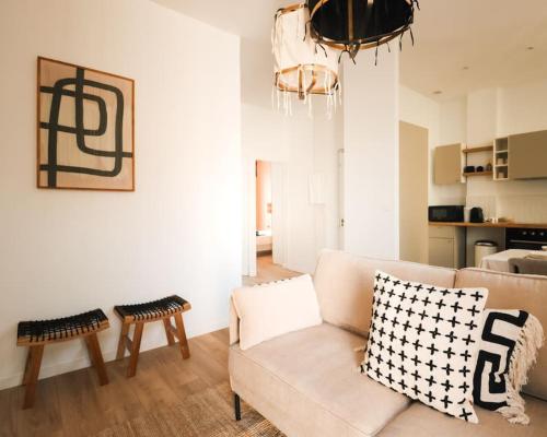 un salon avec un canapé et deux tables dans l'établissement Longchamp - 2 chambres avec Terrasse - Wifi - Clim, à Marseille