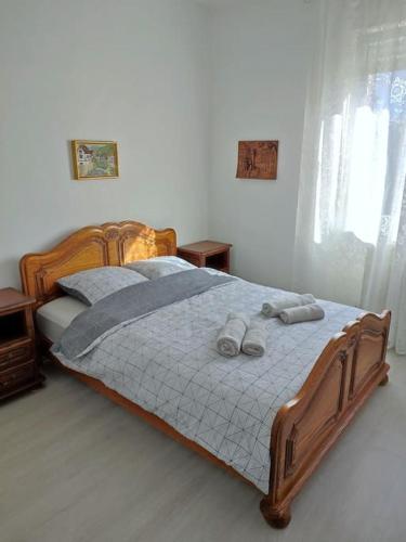 - une chambre avec un grand lit et des chaussons dans l'établissement Appart Rama, à Colmar