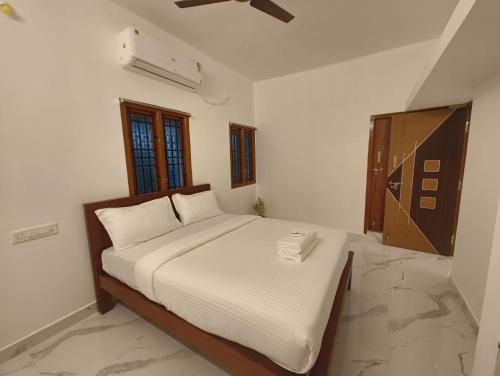 Postel nebo postele na pokoji v ubytování EESHA Inn - A Premium Home stay Near Temple