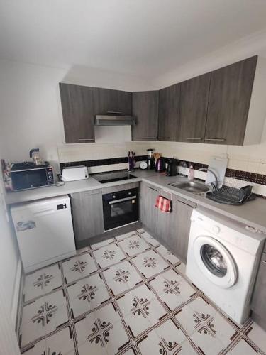 une cuisine avec un lave-linge et un lave-linge dans l'établissement Appartement T4, à Sevran