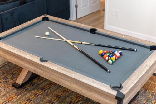 Τραπέζι μπιλιάρδου στο 6br Luxe Cabin Sleeps 16 Hot Tub & Pool Table