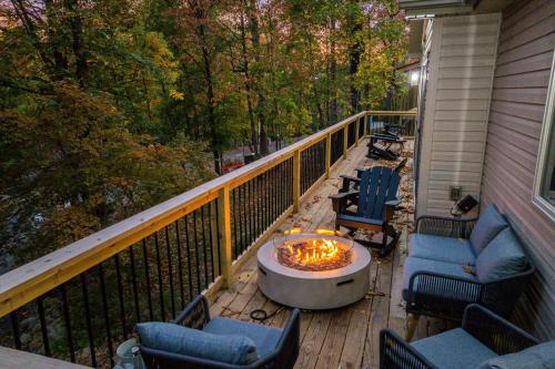 Μπαλκόνι ή βεράντα στο 6br Luxe Cabin Sleeps 16 Hot Tub & Pool Table