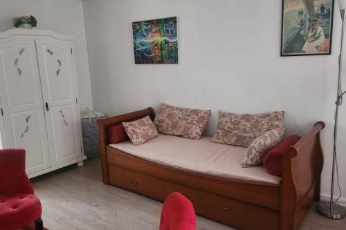 un sofá con almohadas en la sala de estar en Getaway for two cosy apartment with balcony, en Trouville-sur-Mer