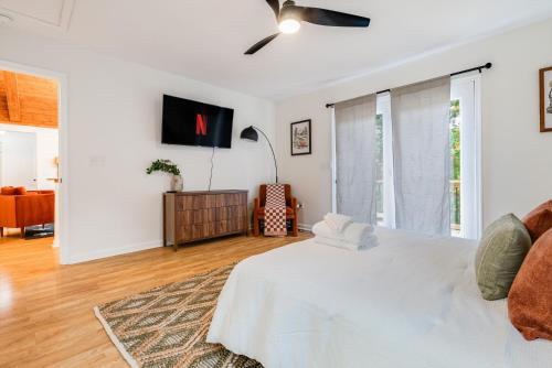 Ένα ή περισσότερα κρεβάτια σε δωμάτιο στο 6br Luxe Cabin Sleeps 16 Hot Tub & Pool Table