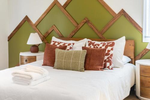 Ένα ή περισσότερα κρεβάτια σε δωμάτιο στο 6br Luxe Cabin Sleeps 16 Hot Tub & Pool Table