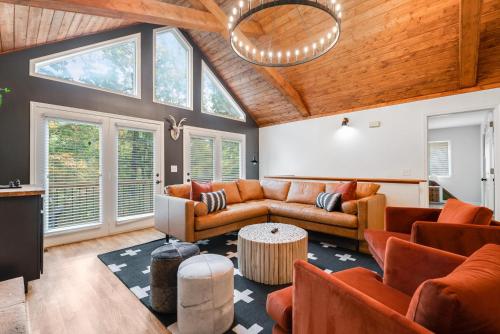 Χώρος καθιστικού στο 6br Luxe Cabin Sleeps 16 Hot Tub & Pool Table