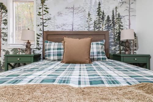 Ένα ή περισσότερα κρεβάτια σε δωμάτιο στο 6br Luxe Cabin Sleeps 16 Hot Tub & Pool Table