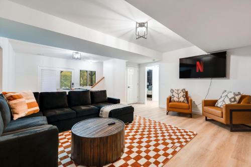 Χώρος καθιστικού στο 6br Luxe Cabin Sleeps 16 Hot Tub & Pool Table