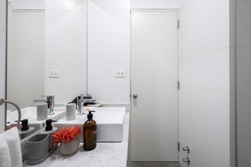 a bathroom with a sink and a mirror at Connect Studios by Vibrant in Lima