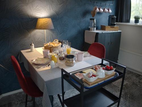 een tafel met een dienblad met eten erop bij Bed & Brochje Burgum in Bergum