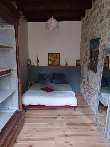 une chambre avec un grand lit dans une pièce dans l'établissement CHALEUREUX COTTAGE, PISCINE PATIO, à Tayrac