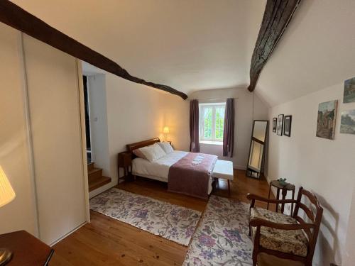 une chambre avec un lit et une fenêtre dans l'établissement La Maison dans le jardin du Manoir de Bouron, à Moigny
