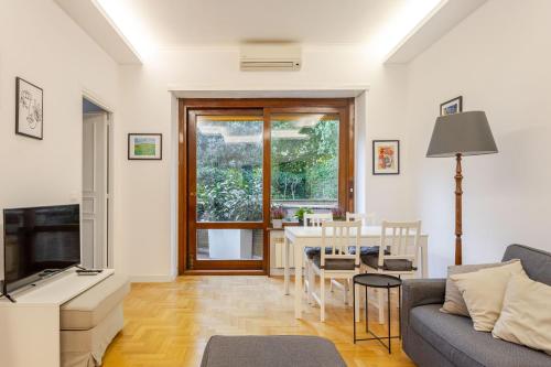 a living room with a couch and a table at Fleming hill apartments - Free Private Parking & Garden in Rome
