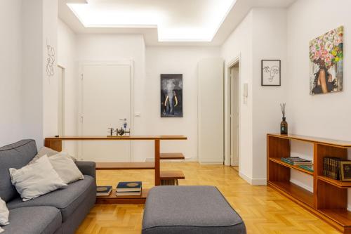 a living room with a couch and a table at Fleming hill apartments - Free Private Parking & Garden in Rome