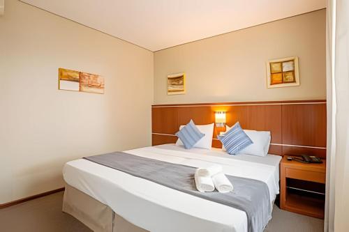 a bedroom with a large white bed in a room at Flats Osasco Trade Center in Osasco