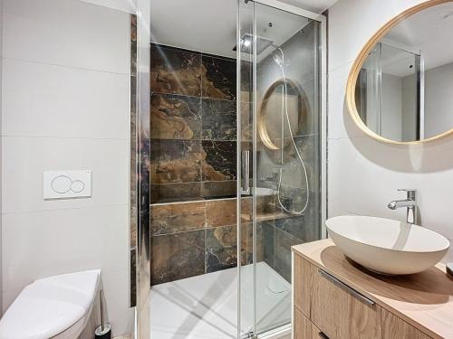 a bathroom with a shower and a sink at Appartement rénové, ski aux pieds, centre station, 8 pers, balcon, WiFi - FR-1-267-301 in La Toussuire