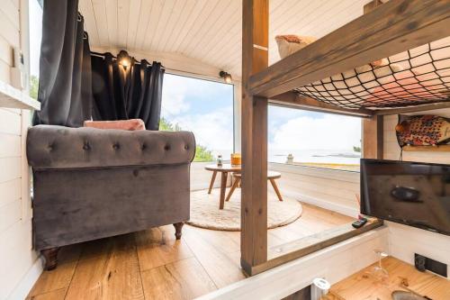 Photo de la galerie de l'établissement Jacuzzi Tiny-House face mer Evasion sur la falaise, à Trévou-Tréguignec