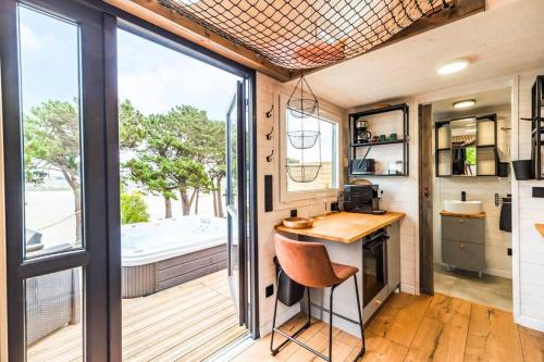 Photo de la galerie de l'établissement Jacuzzi Tiny-House face mer Evasion sur la falaise, à Trévou-Tréguignec