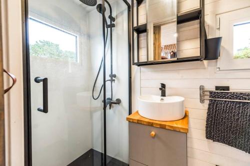 Ένα μπάνιο στο Jacuzzi Tiny-House face mer Evasion sur la falaise