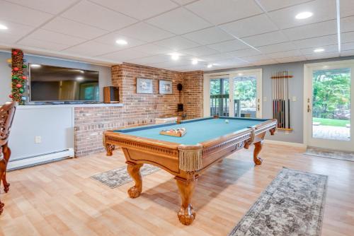 Meja biliard di Milton Hidden Gem with Pool, Hot Tub and Fireplace!