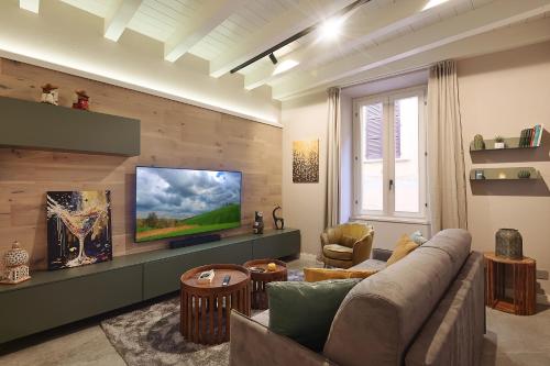 a living room with a couch and a tv at Cavour 7 in Salò