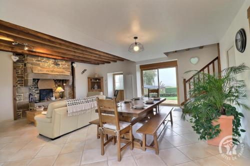 - un salon avec une table, un canapé et une cheminée dans l'établissement De dartagnan, à La Fontenelle