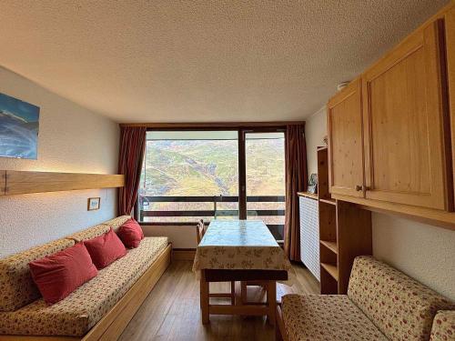 un salon avec un canapé et une table dans l'établissement Studio au pied des pistes, animaux admis, 2 pers - FR-1-452-53, aux Menuires